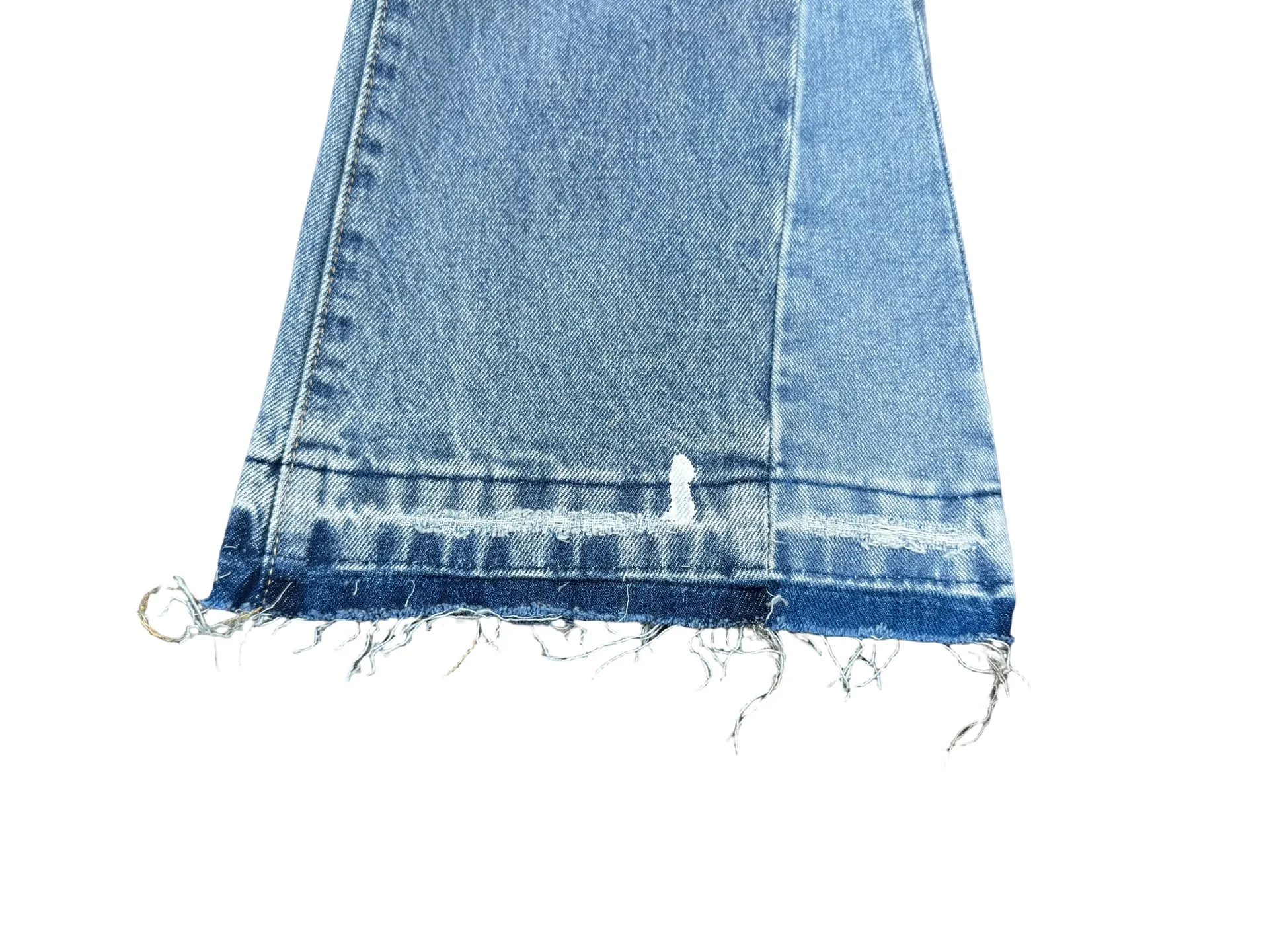 P250💰G70 GALLERY DEPT. Denim bell-bottoms with holes and random threads connected to washed and distressed spliced ​​jeans. GALLERY is attracted by these bell-bottoms. Whether it is a reset of Carhartt or Levis, it has created a strong brand style. Since these pants are modified from rare vintage, the production capacity is limited. Therefore, after many icons wore them, these pants were once hard to find. Later, perhaps due to the improvement of GD's business in the past two years and the expansion of production lines, the brand itself lowered the price, so I can't wait any longer for these pants this year and will definitely buy them. During the process of the denim washing plant, the owner of the washing plant helped introduce a boss who had worked for Levi's foundry and started his own business. This also paved the way for the following styles. Therefore, Levi's remodeled single product for the base plate is really familiar. Whether it is the fabrics supplied or the lathes used in production, there is nothing to choose from. -Color: blue -Size: S-XXL (corresponding to 28-36)